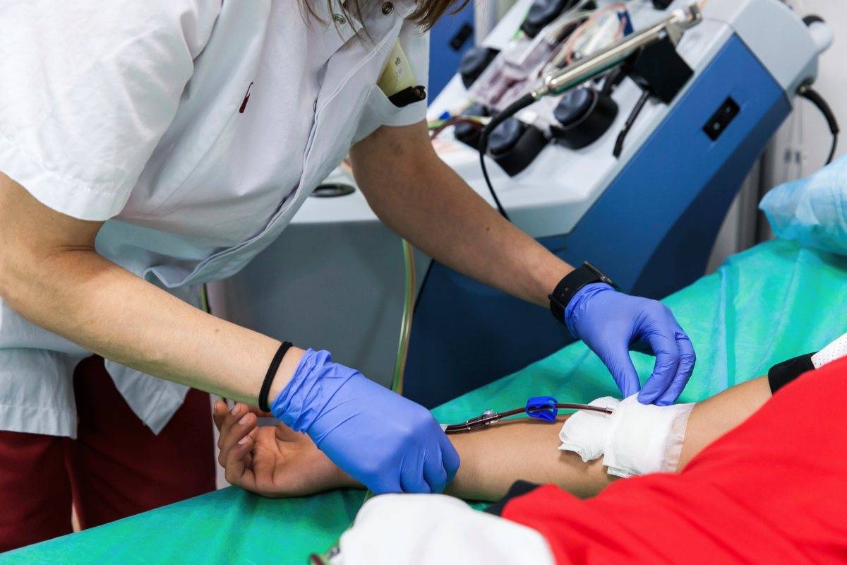 Un momento de la aféresis a un paciente que va a recibir un tratamiento de CAR-T en el Hospital Vall d`Hebron. (FOTO: DM/Jaume Cosialls)